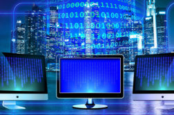 Kolme monitoria sinisen datapilven edessä