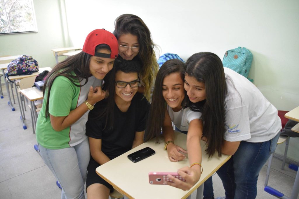 Photo 14. Studying by mobile learning at Instituto Federal Fluminense (IFF Campus Macaé). Photographer: José Luiz Amado. 