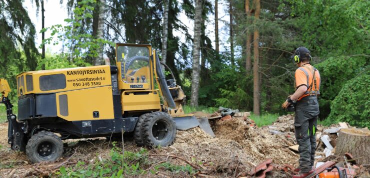 Mies ohjaamassa jyrsintä kauko-ohjaimella.