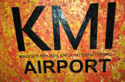 KMI Airport lentokentän nimikyltti
