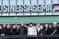 Amazing Business Train -opiskelijaryhmä Oulun BusinessAseman edessä