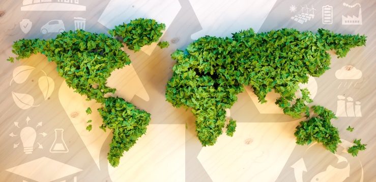 Lehtisilpusta muodostettu maailmankartta kierrätysaiheisella kuvapohjalla