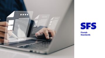 Käsi näppäimistön yllä, asiakirjoja ja SFS:n logo.