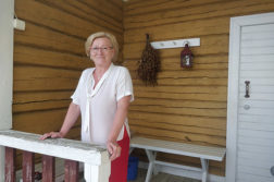 Ulla Rauhala vanhan saunan terassilla