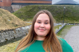 Liiketalouden opiskelija Ilona Hämeen linnan edustalla