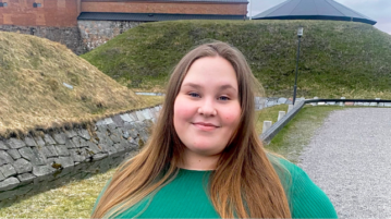 Liiketalouden opiskelija Ilona Hämeen linnan edustalla