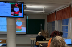 Opiskelijoita luokassa, projektitöiden katselmus alkamassa